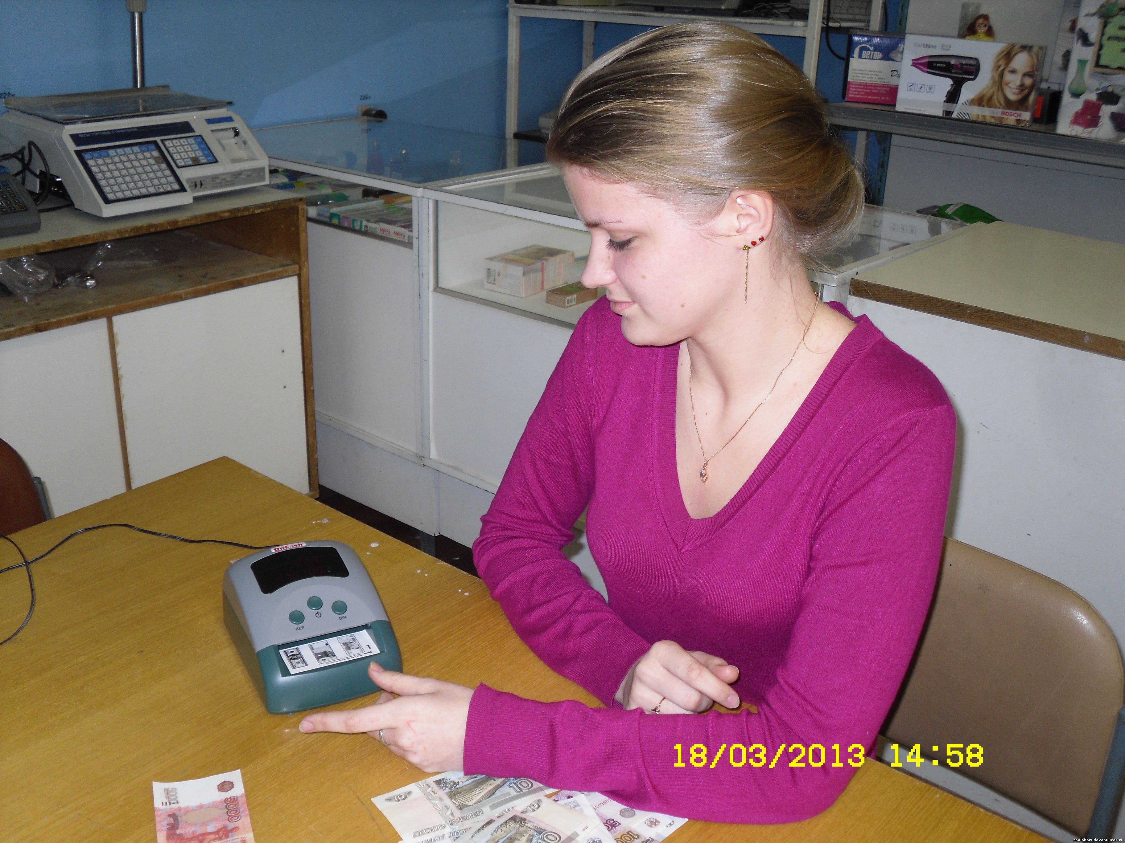 Павлова С. работает на детекторе банкнот